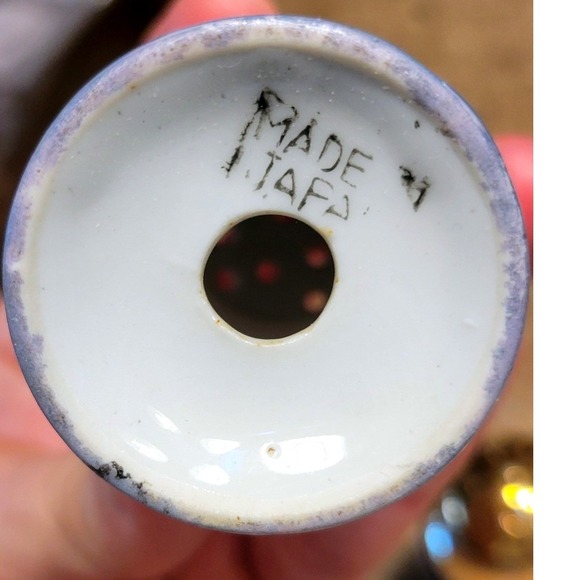 Vintage Hand Painted Ceramic Salt Pepper Shakers Made in Japan Floral Design - Picture 5 of 8